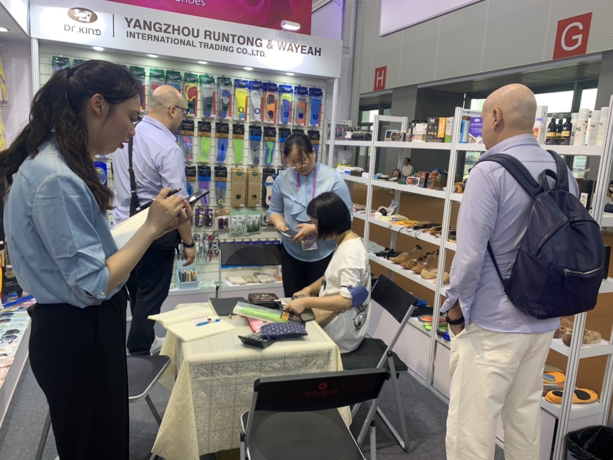 2023 Yangzhou Runtong Canton Fair - customer meeting